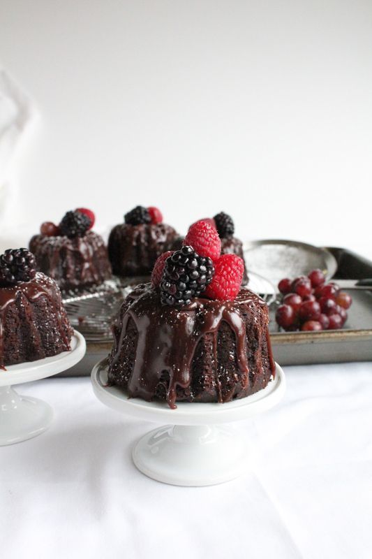 Mini Chocolate Bundt Cakes (via http